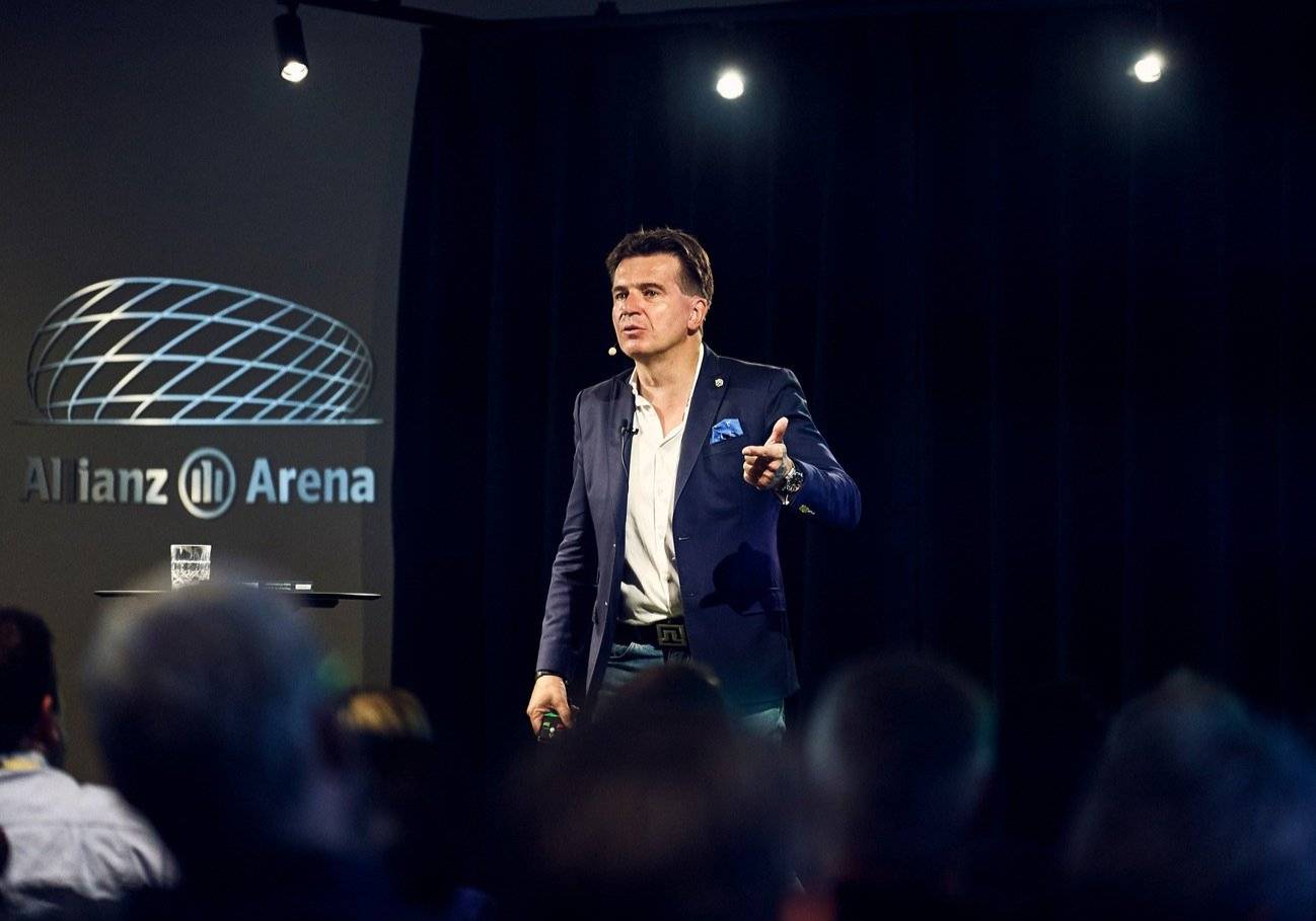 Thomas R Köhler als Speaker auf der Bühne