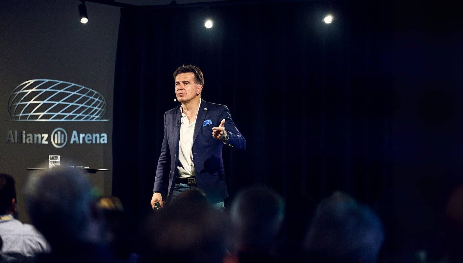 Thomas R Köhler als Speaker auf der Bühne