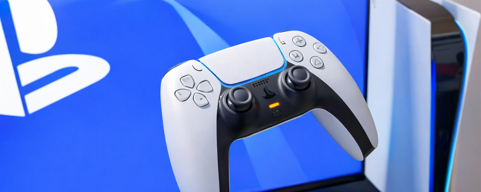 PlayStation 5 Konsole und Controller vor einem Bildschirm mit PlayStation-Logo.