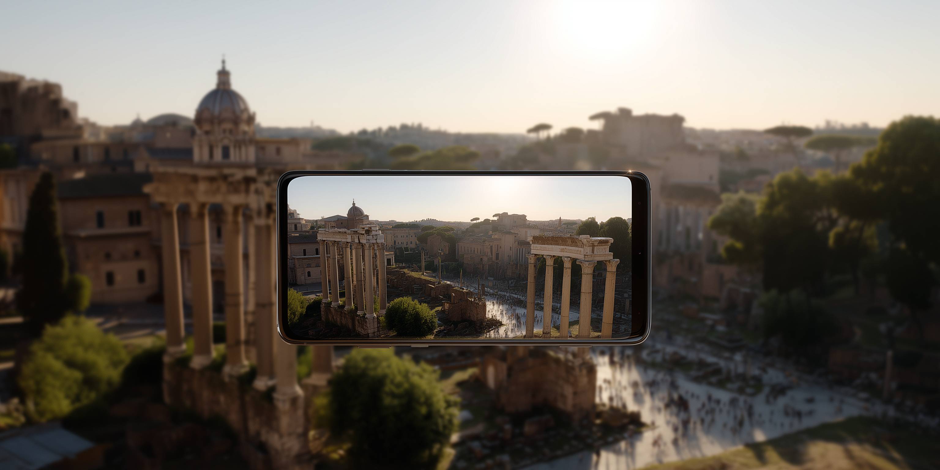 Ein Smartphone fotografiert antike römische Ruinen bei Sonnenuntergang.